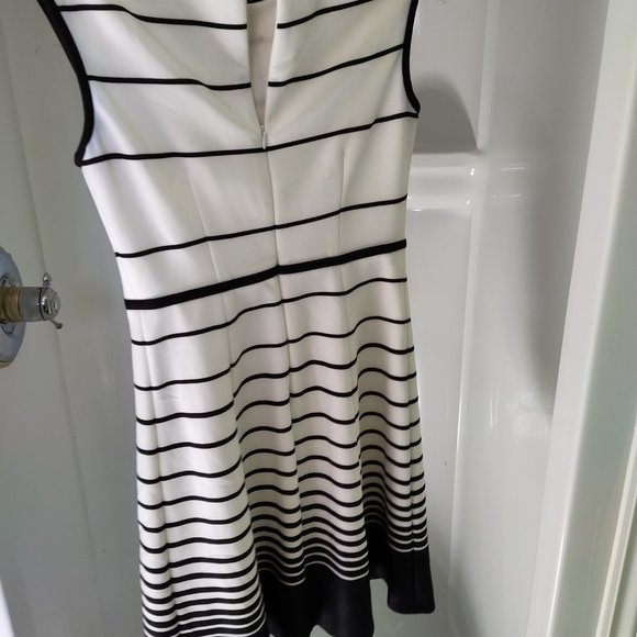 Laura Petite size 4, black and white dress with zipper back - Picture 2 of 5